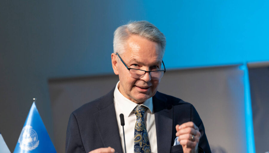 Former Foreign Minister Pekka Haavisto addressing the audience.