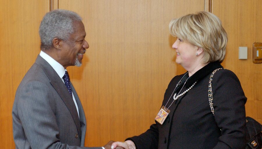 Former Secretary-General Kofi Annan shaking hands with Marjatta Rasi.